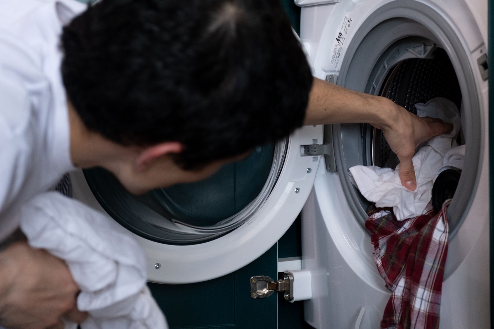 Chargement du linge dans un lave-linge