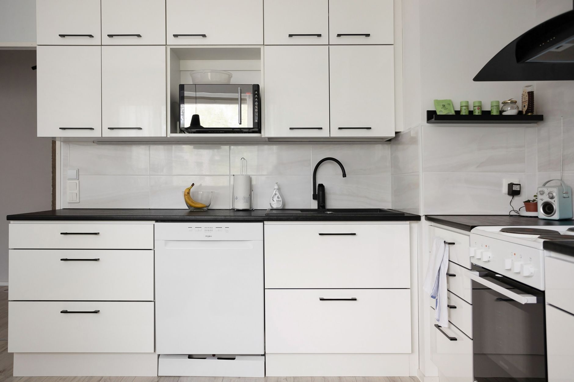 Cuisine blanche équipée d’électroménager