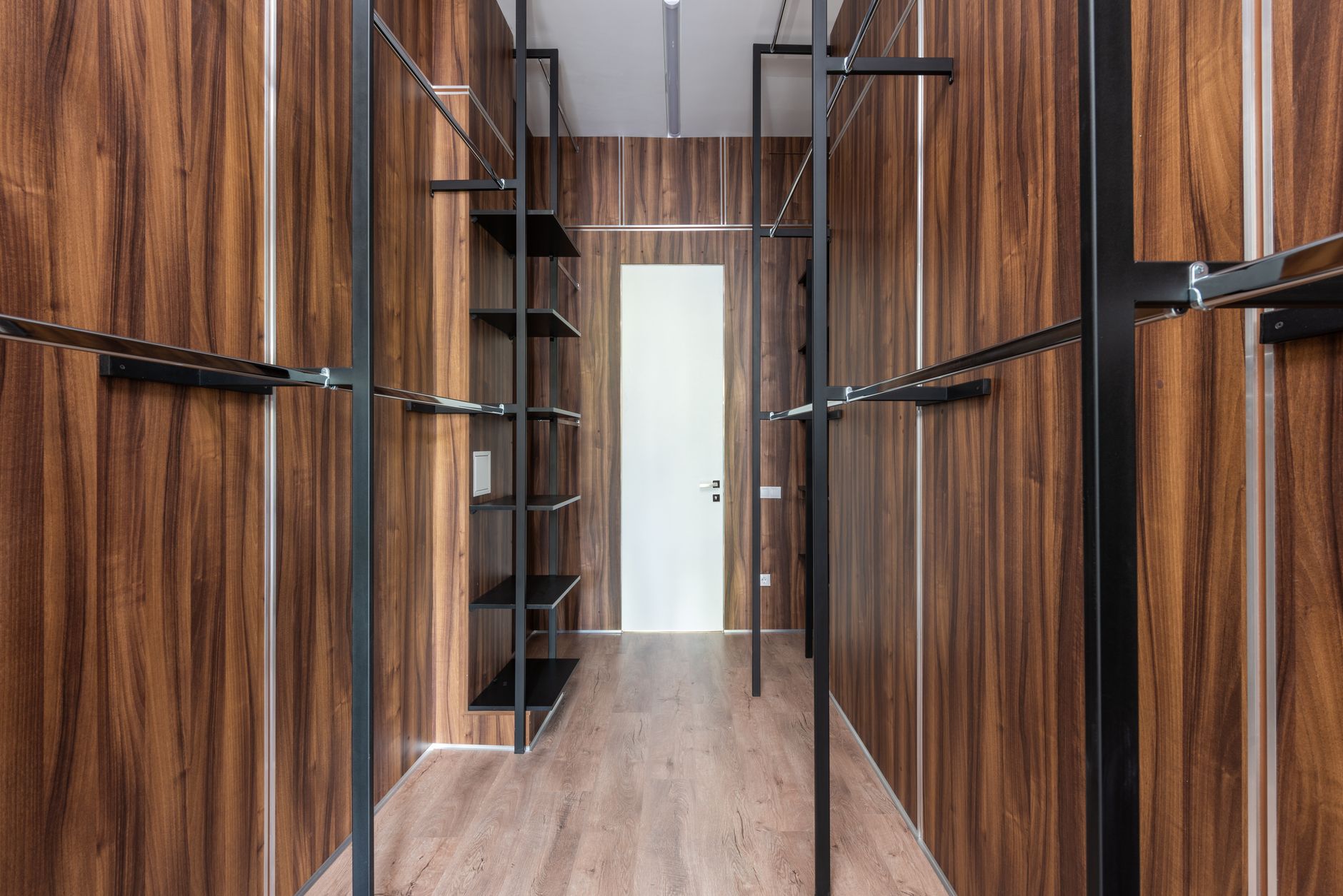 Dressing en bois avec étagères ouvertes et bien ventilées
