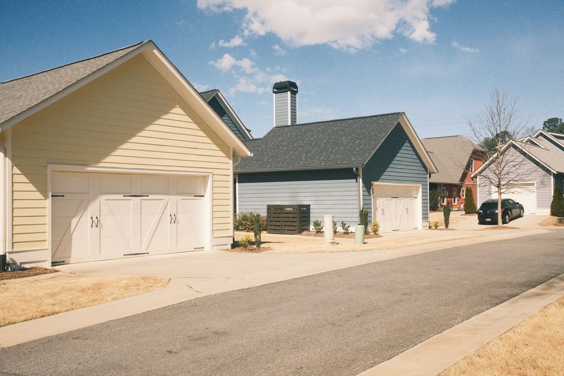 Garages modernes alignés le long d’une rue résidentielle