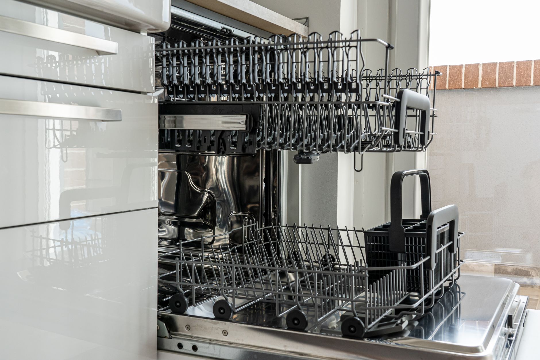 Lave-vaisselle ouvert dans une cuisine lumineuse