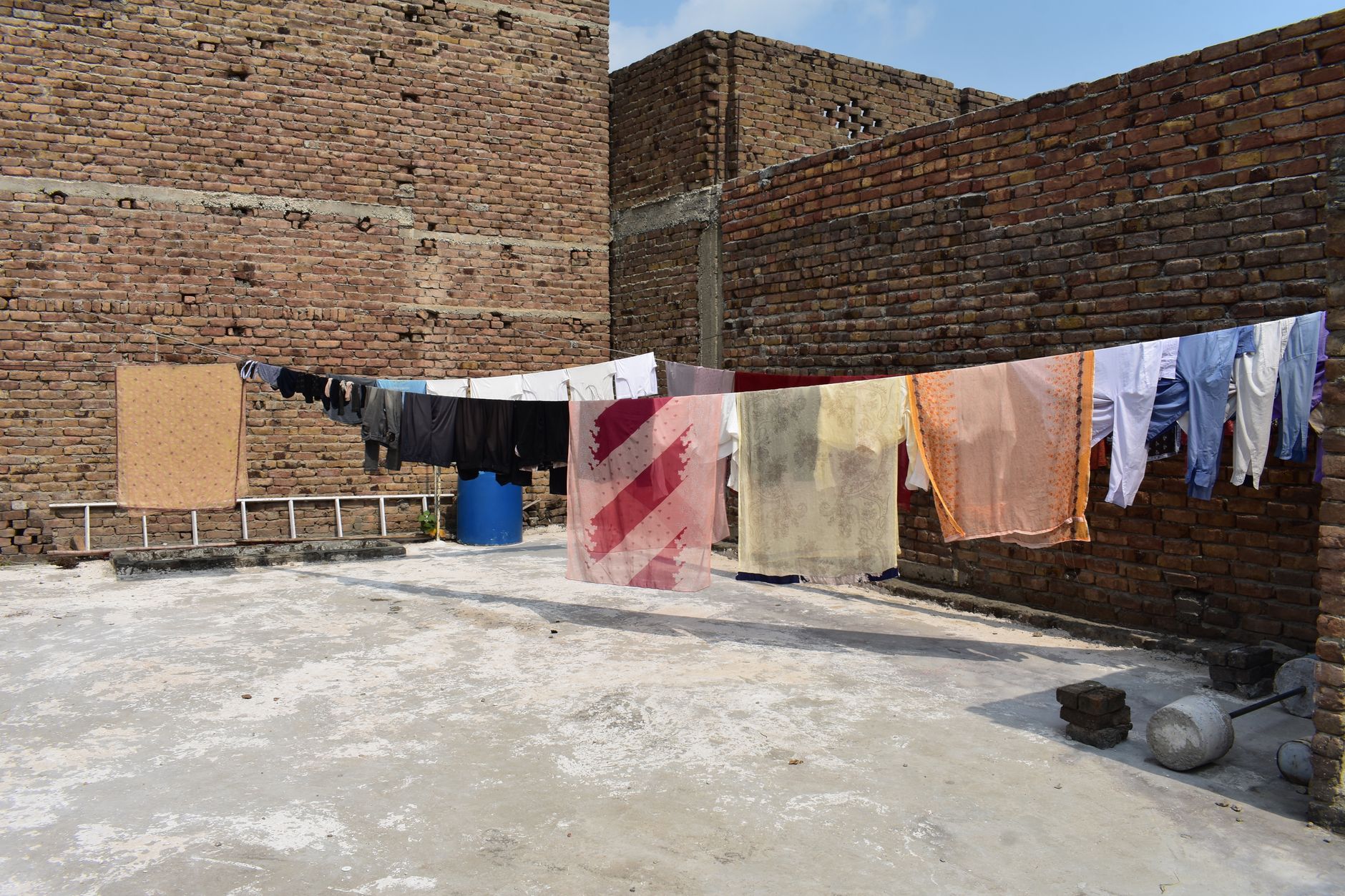 Linge qui sèche au soleil sur un toit