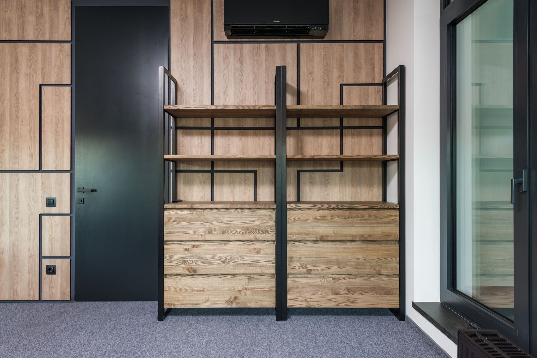 Pièce moderne avec étagères en bois sous une climatisation