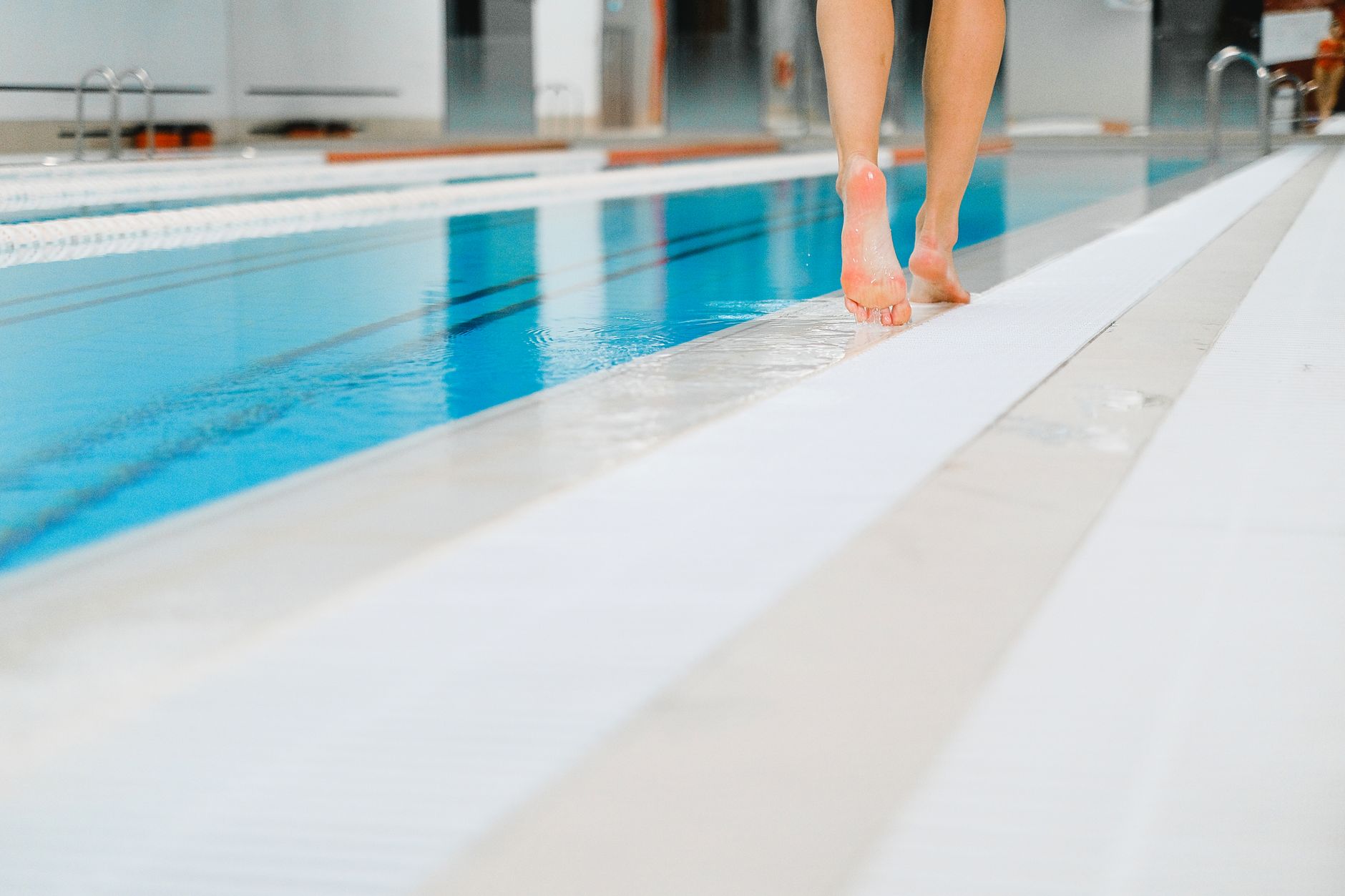 Piscine carrelée avec horloge murale