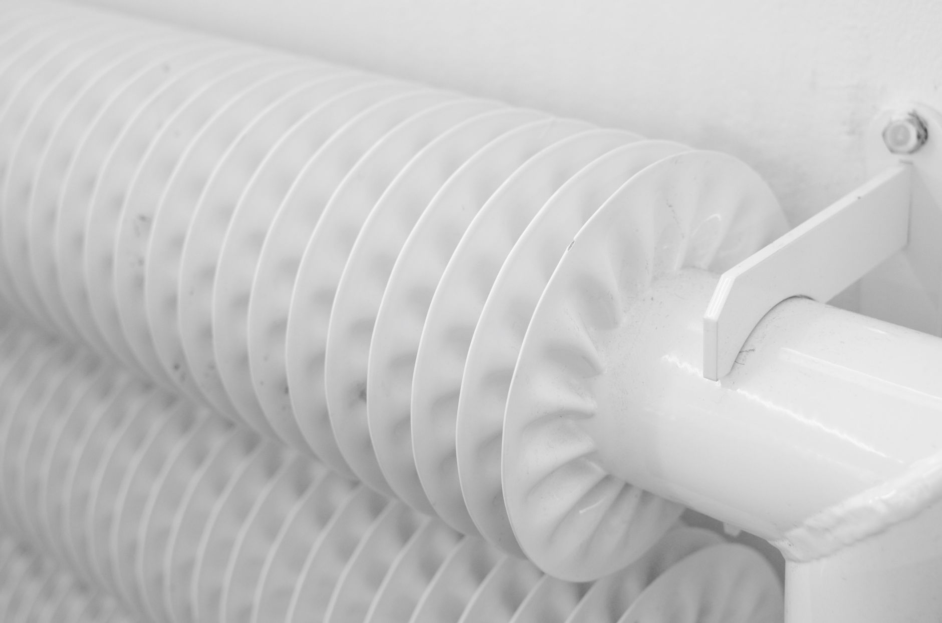 Radiateur tubulaire blanc fixé au mur