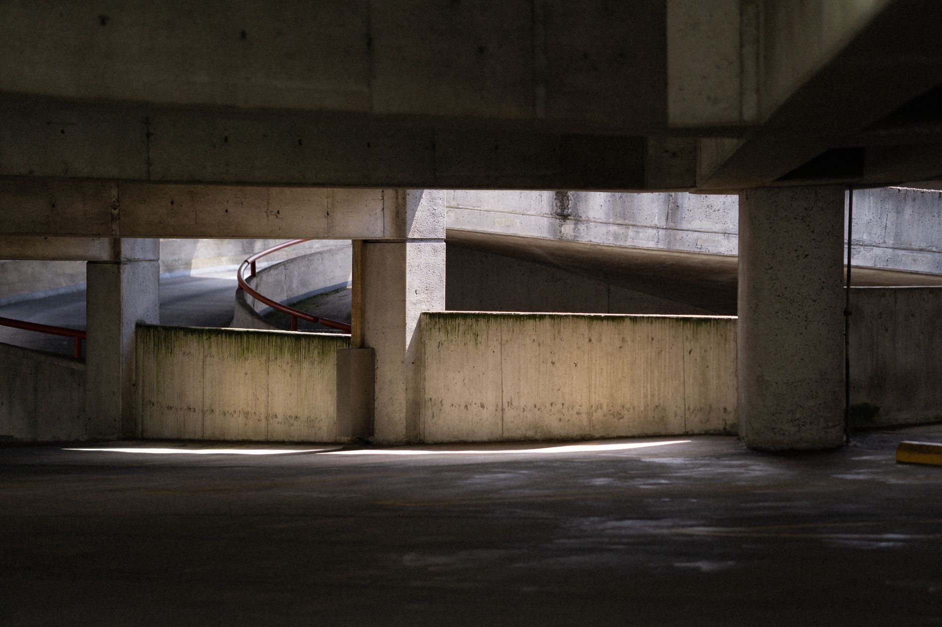 Rampe en spirale d’un parking en béton
