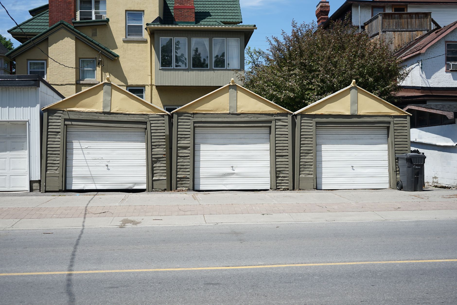 Rangée de garages individuels sous le soleil