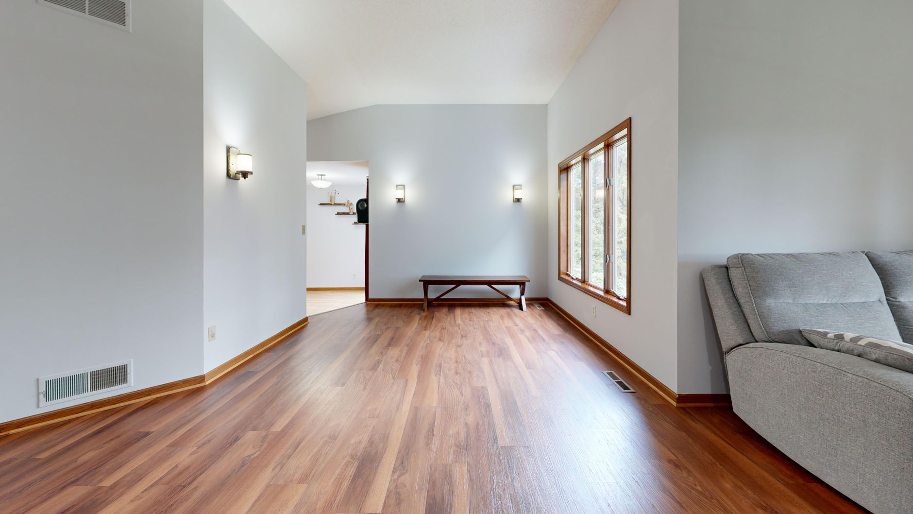 Salon minimaliste lumineux au parquet clair