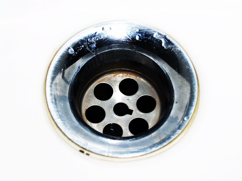 Siphon chromé d’évier en cuisine